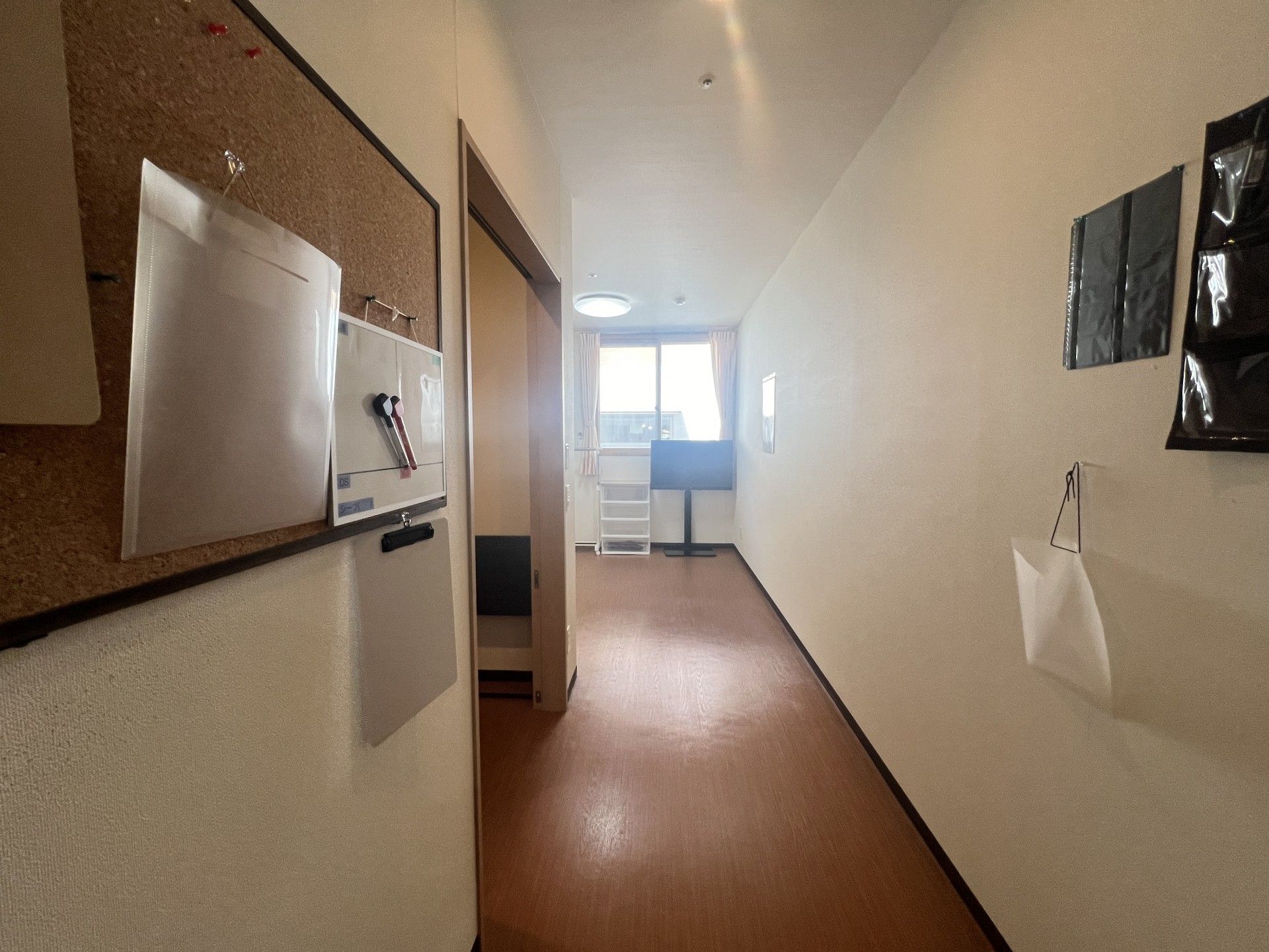 明るい居室の一角