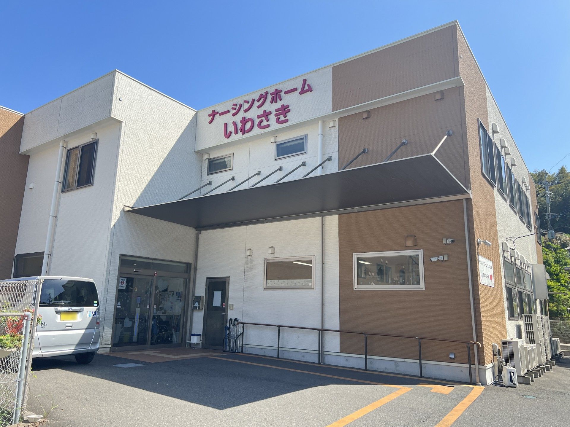 明るい入り口の建物