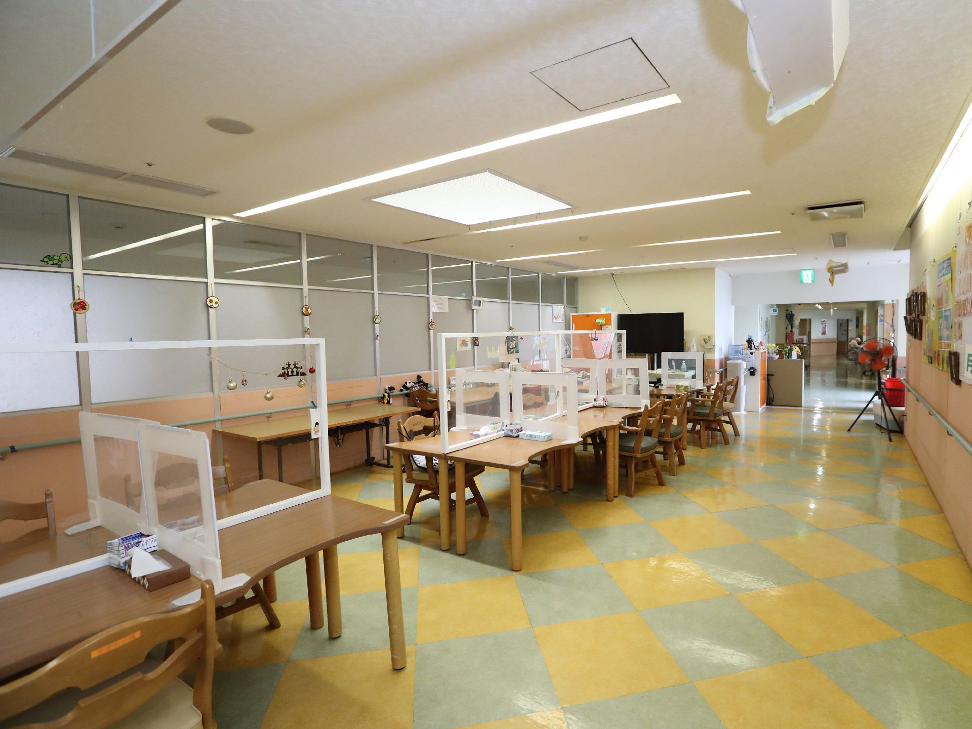 広々とした通路のある共有スペース