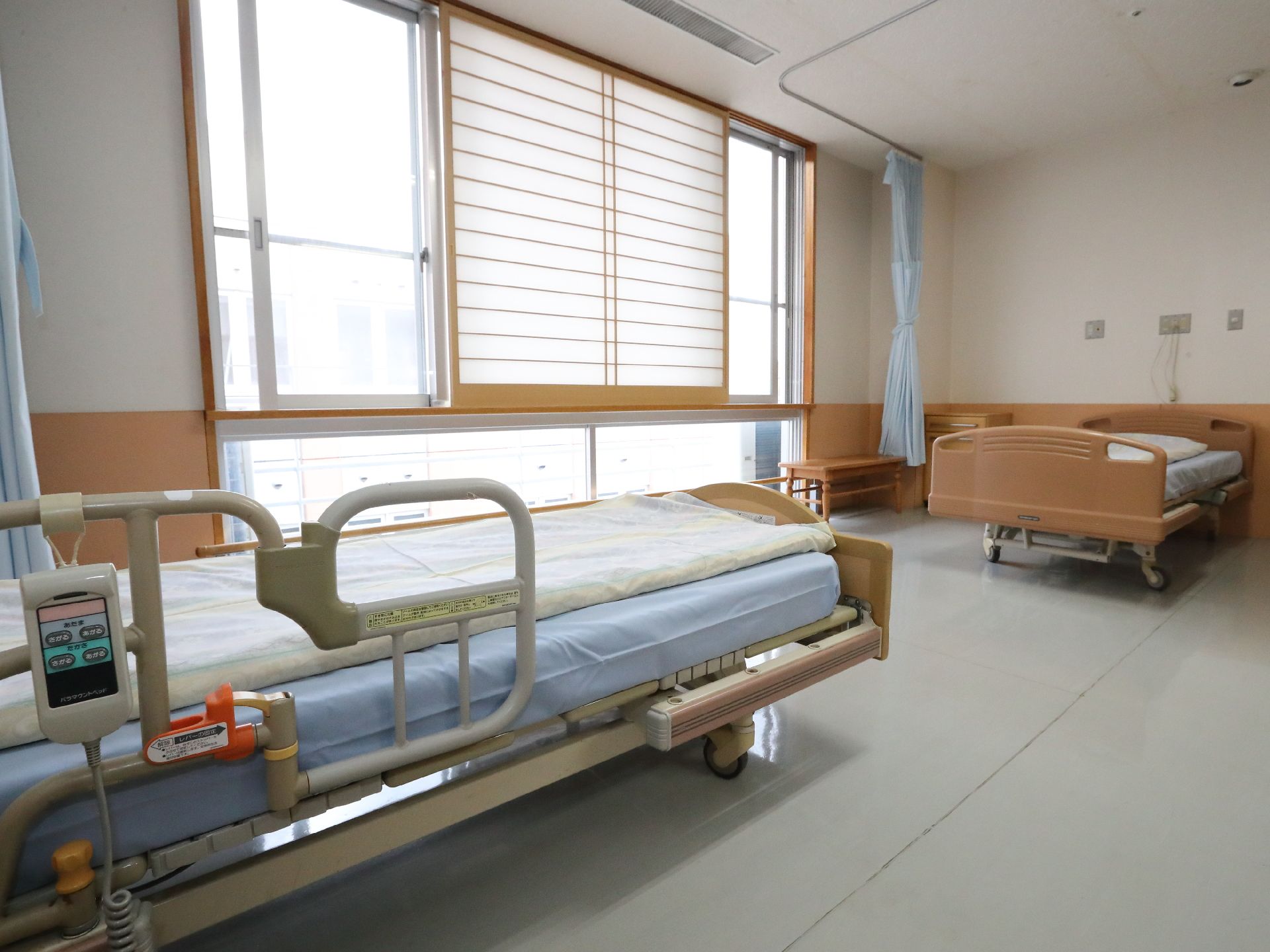 窓の近くに設置されたベッドのある居室