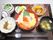 海鮮丼やお吸物、デザートが乗っている施設内の食事の様子。彩り豊かな食事