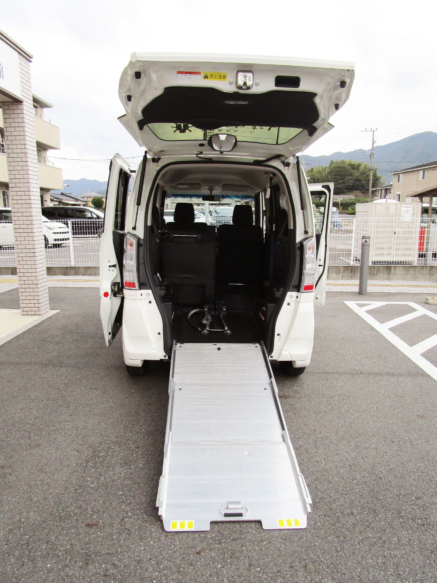 車いすのまま乗れる送迎者の様子。介護用に改装されている車