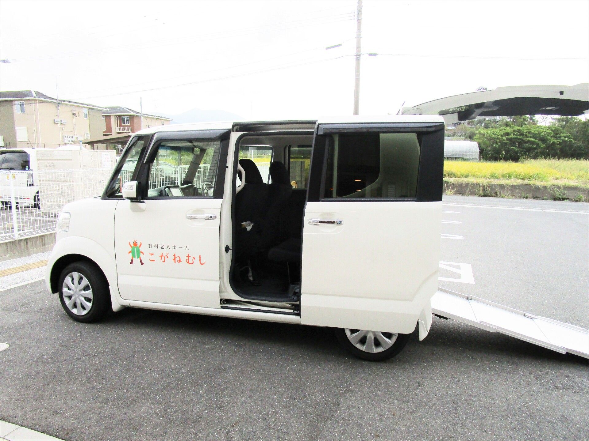 車いすのまま乗れる送迎者の様子。介護用に改装されている車