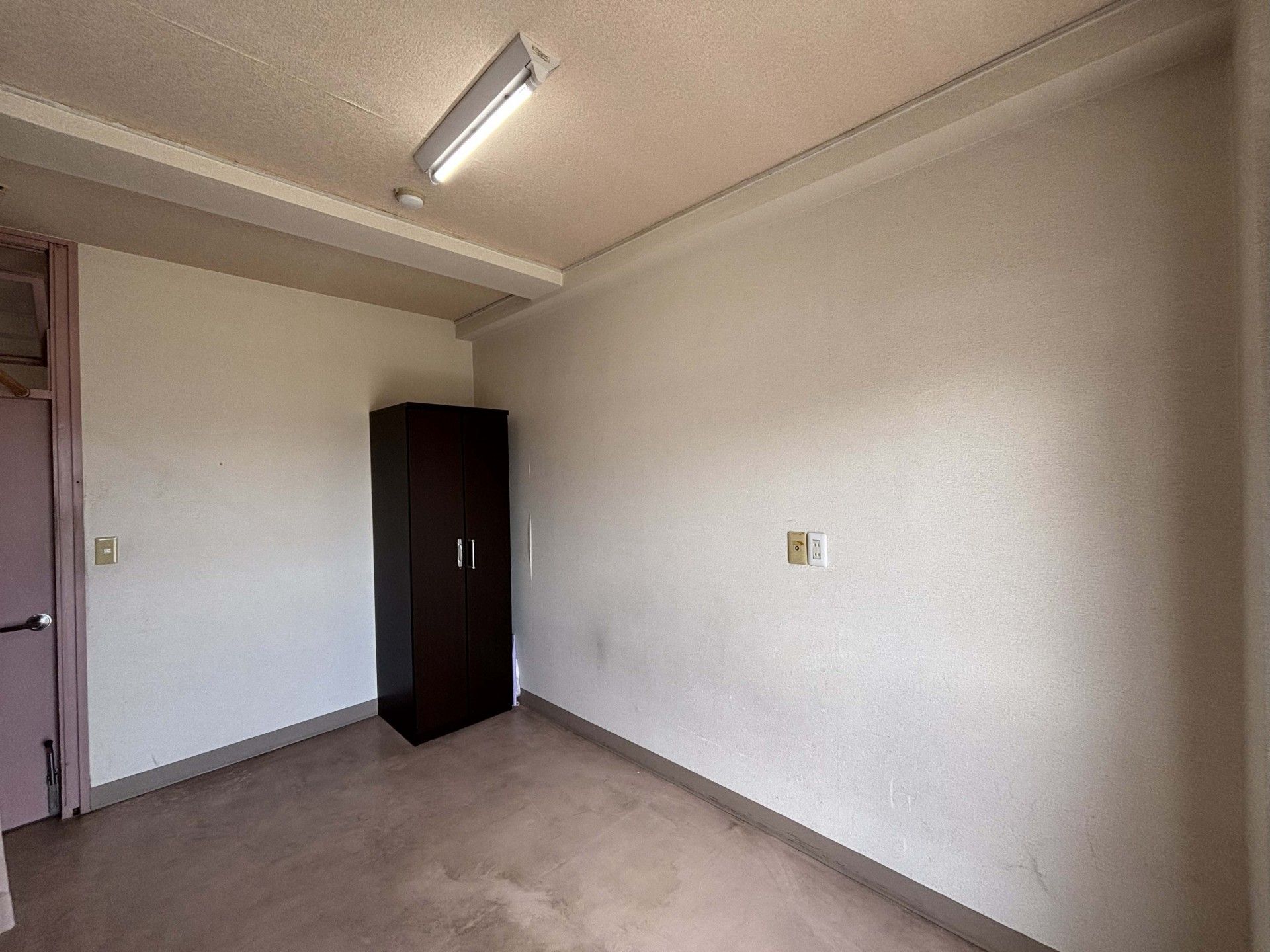 新聞を読む高齢の男性