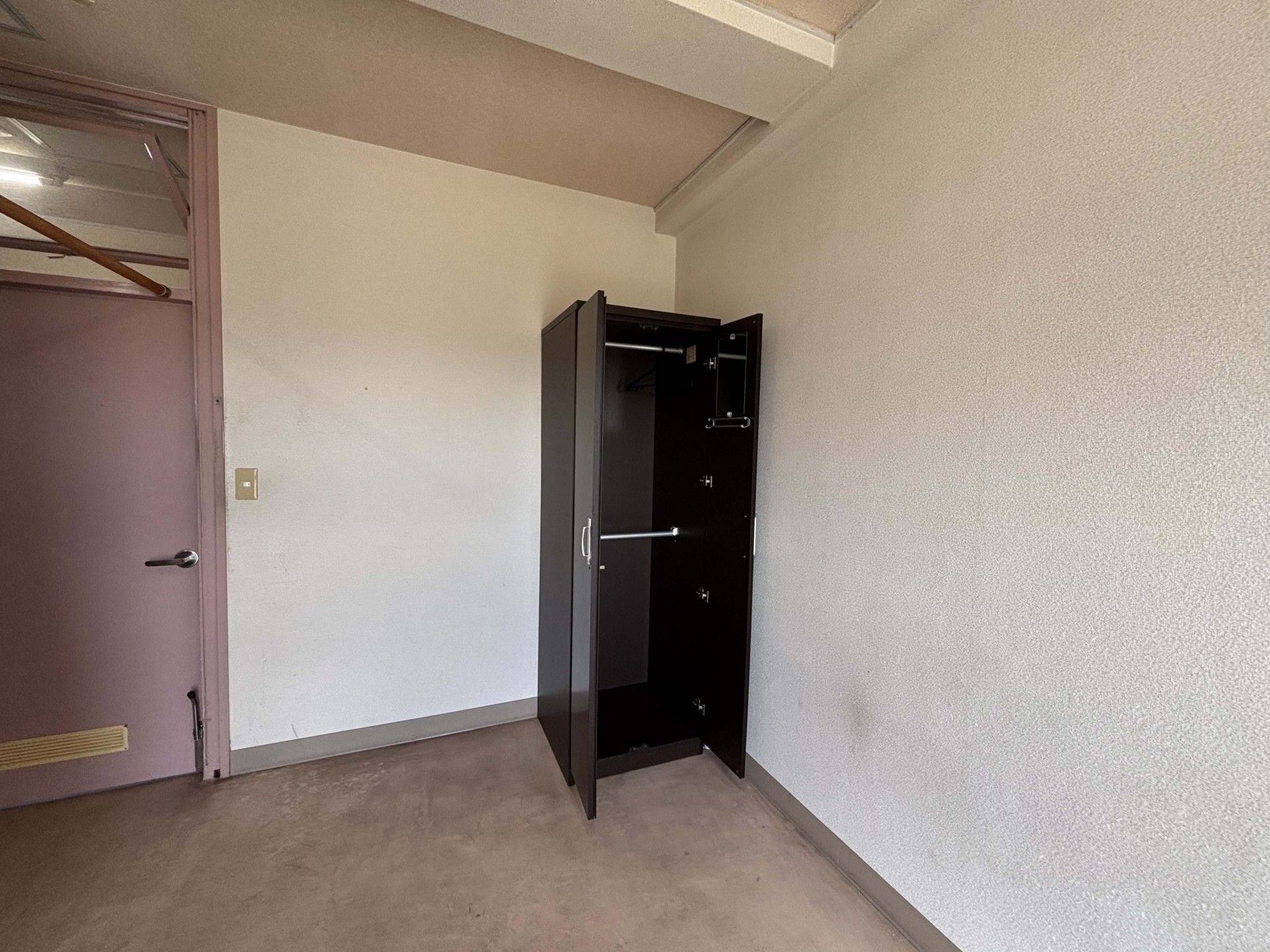 開いたクローゼットの部屋