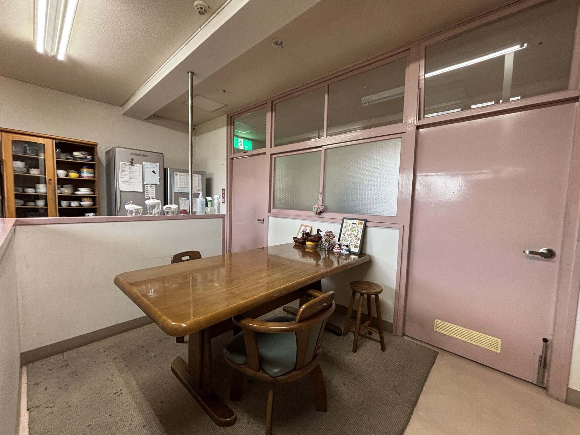 車いすに座っている男性と寄り添う介護スタッフ