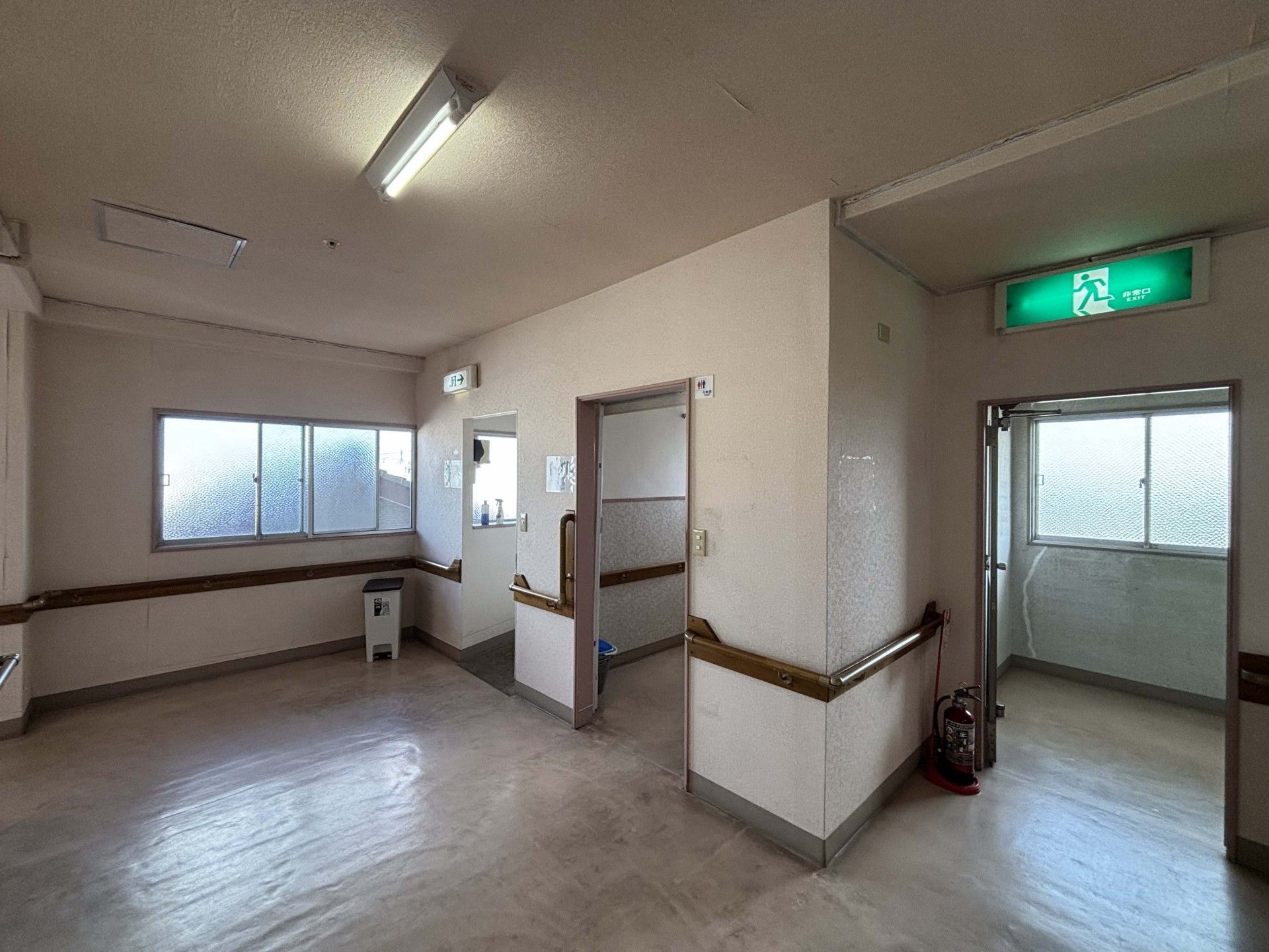 明るい廊下と非常口