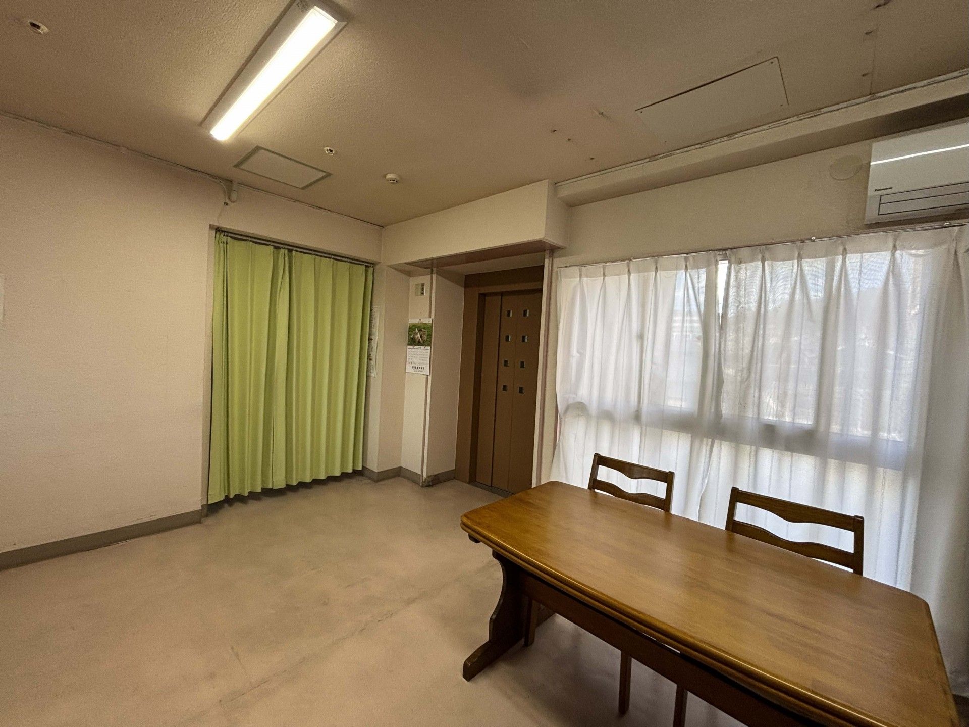 明るい窓辺のテーブル