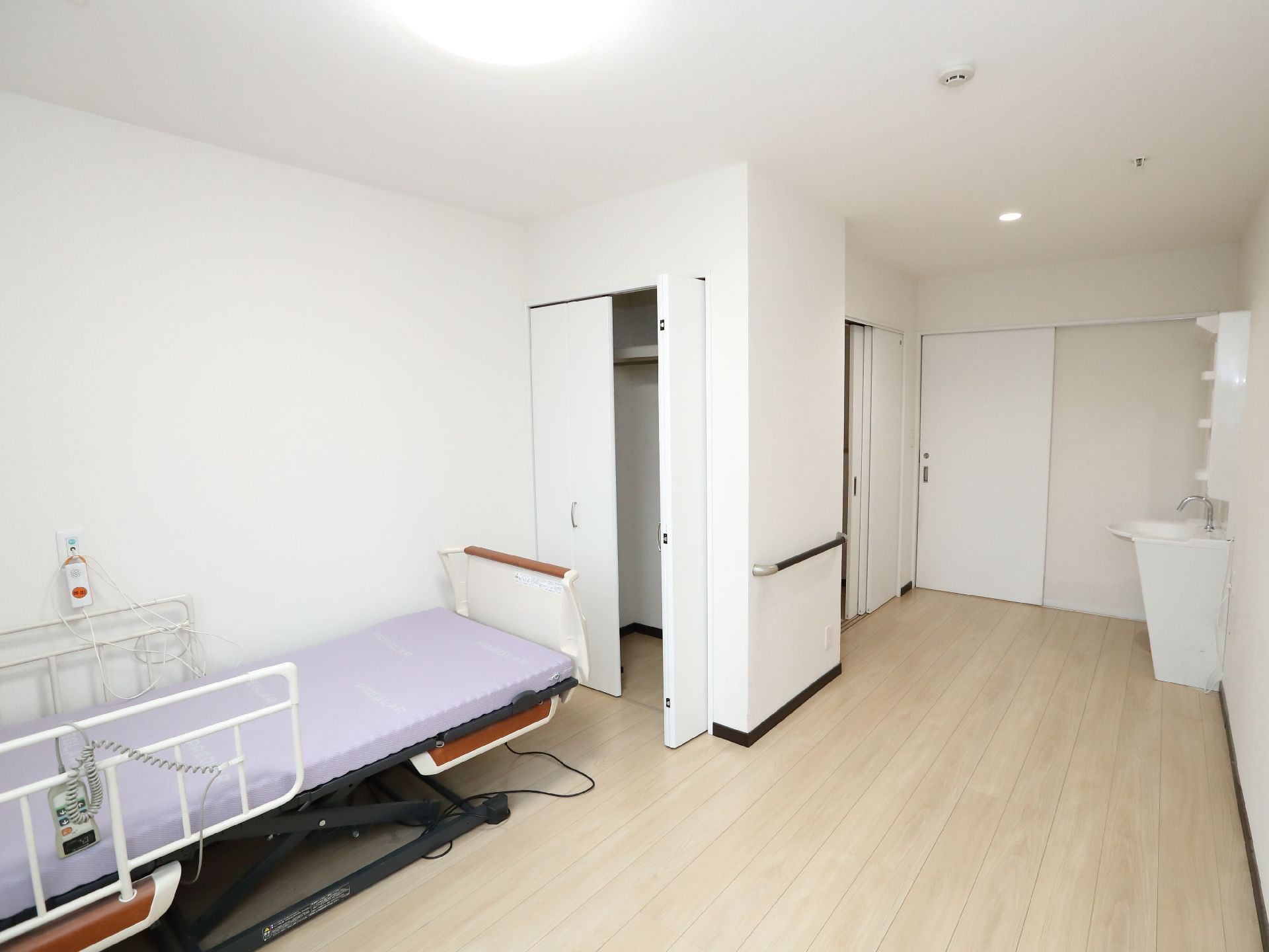 面積の広い、介護ベッドが設置されている居室