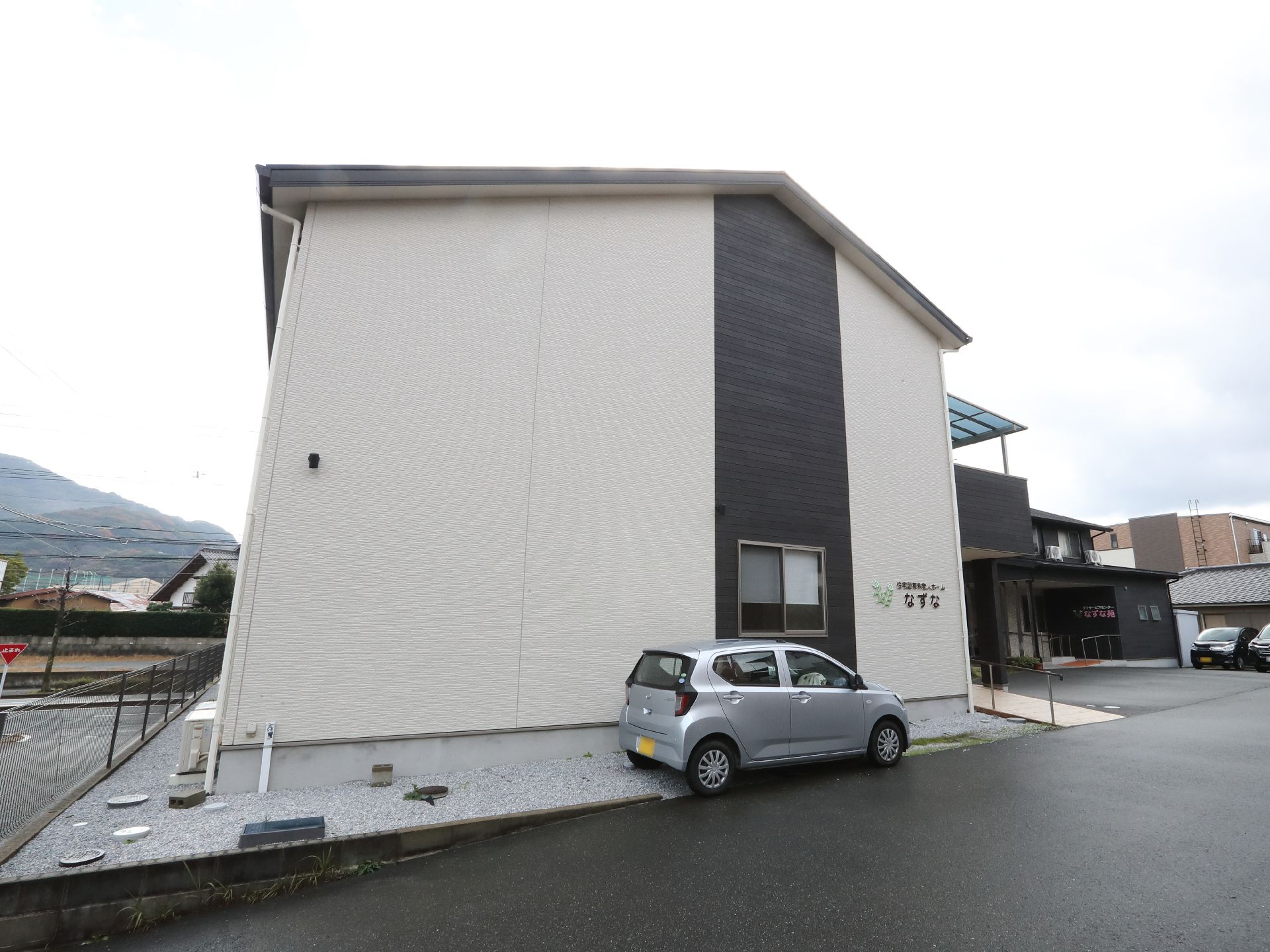 落ち着いた色合いで、お洒落な雰囲気が感じられる施設の外観