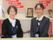 黒やグレーのカーディガンを着た女性スタッフが２名フロントに並んで立っている。