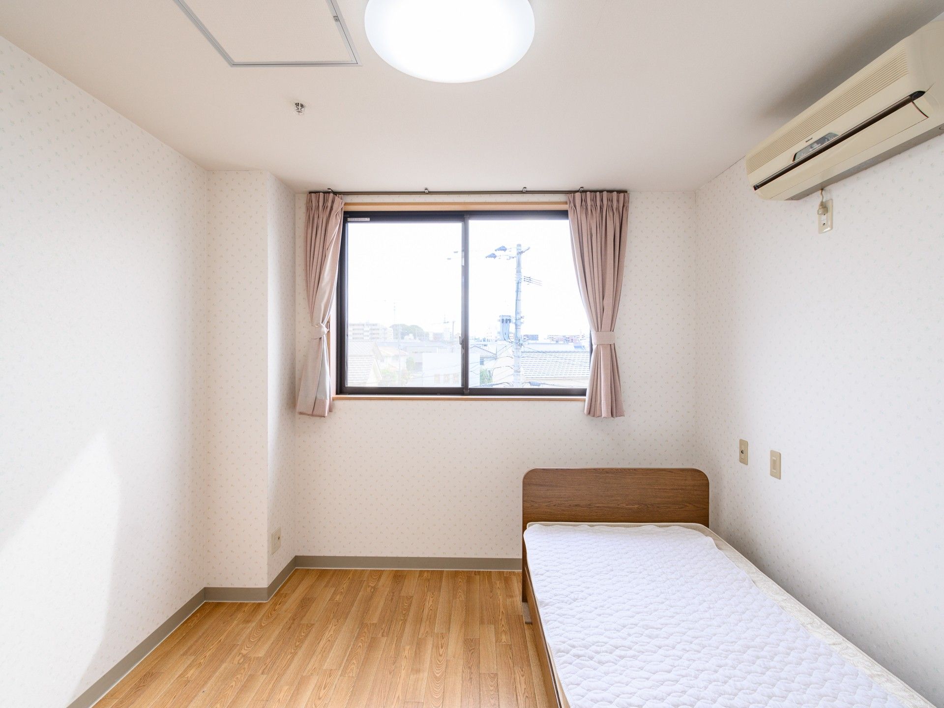 清潔な個室の寝室