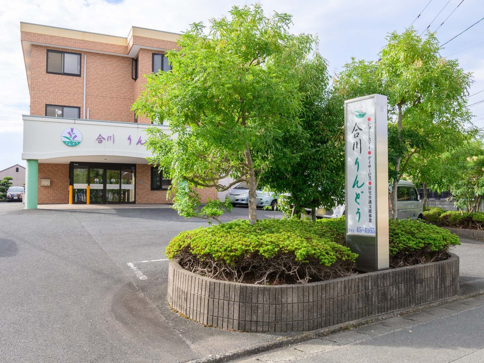 明るい外観の建物入口