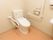 隅々まで清掃の行き届いたトイレである。安全面に配慮し、トイレの横と壁にはＬ字型の手すりが付けられている。