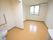 腰高の窓があり、外の景色が見える。部屋の入り口横にトイレが備わっている。ドアが付いてないかわりに、天井にカーテンレールがある。