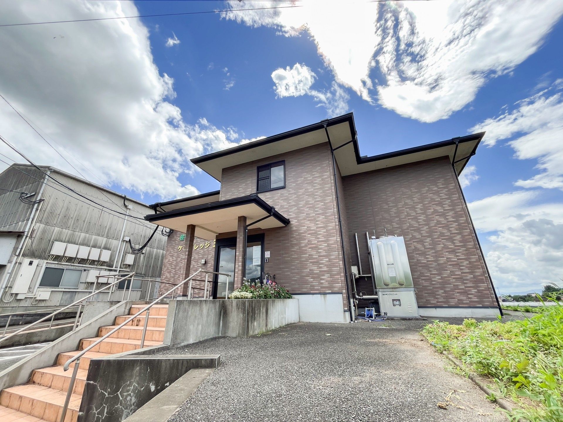 ゆったりとした入口の建物