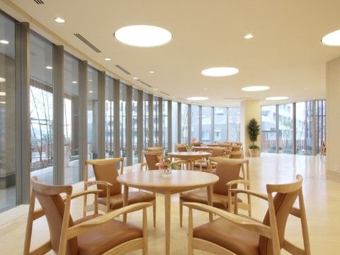 ラウンジは全面ガラス張りとなっていて、明るく開放的である。曲線を活かしたモダンな設計となっていて、円形のテーブルと椅子が並べられている。