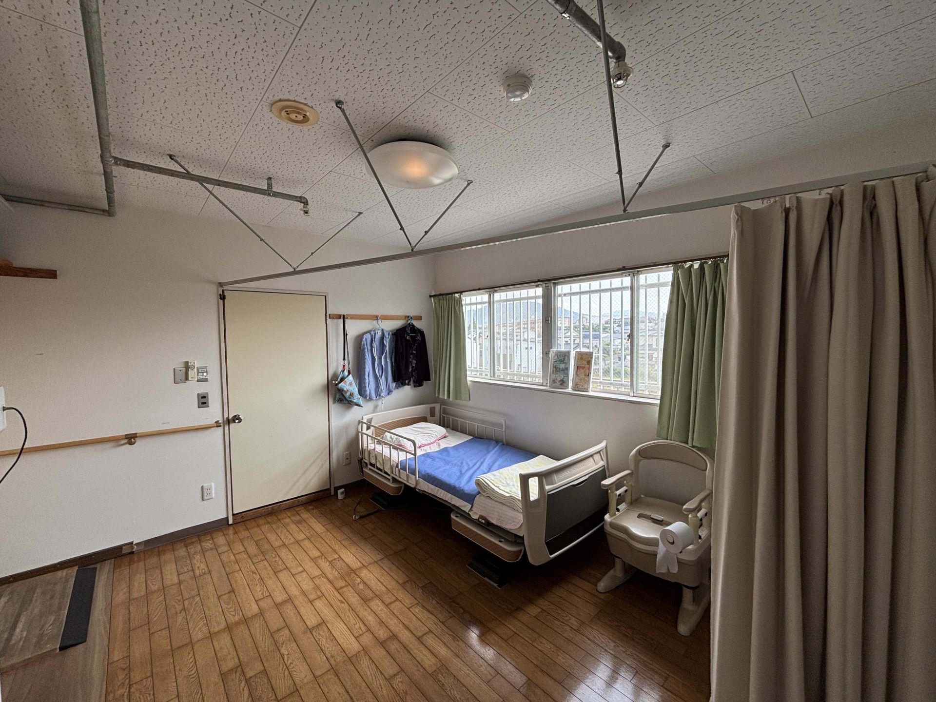 窓際のベッドと椅子の部屋