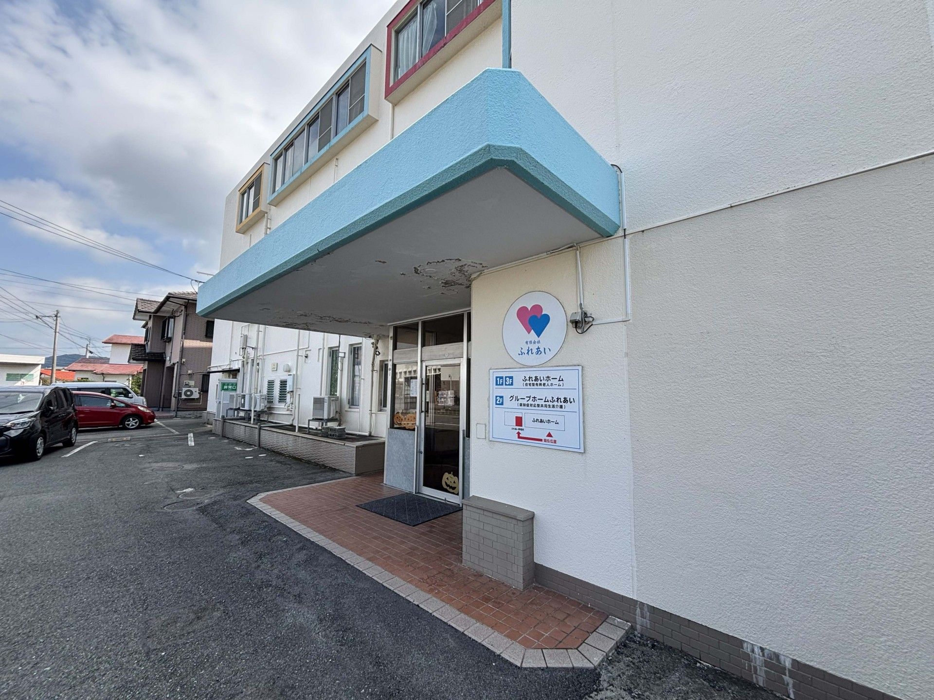 入口のある建物外観