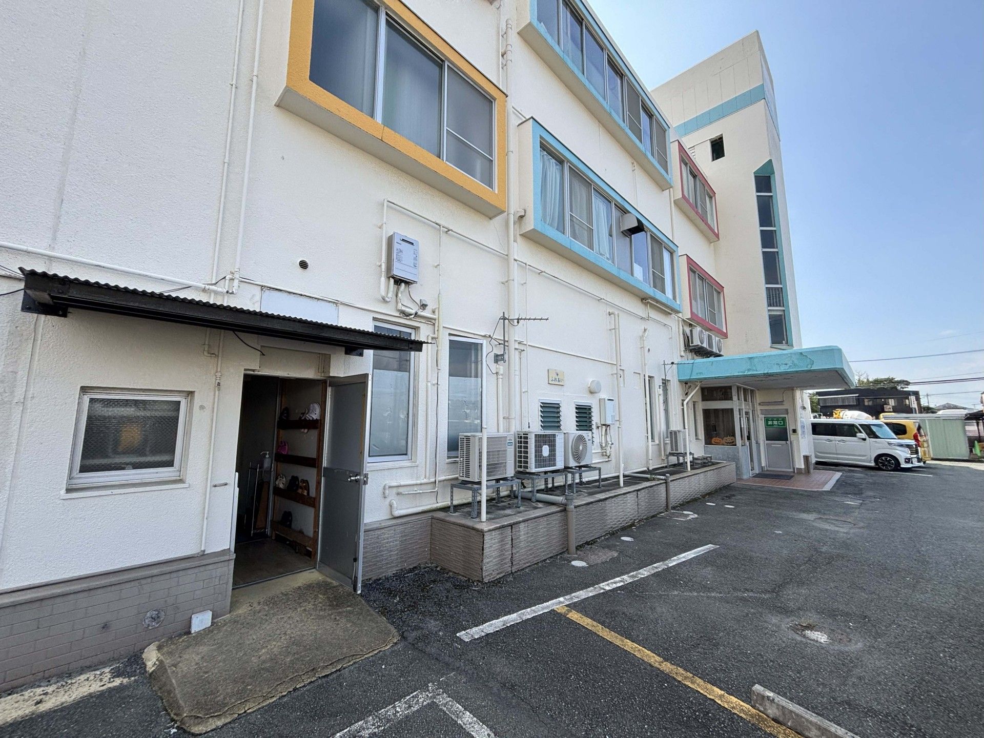 建物の外観と駐車場