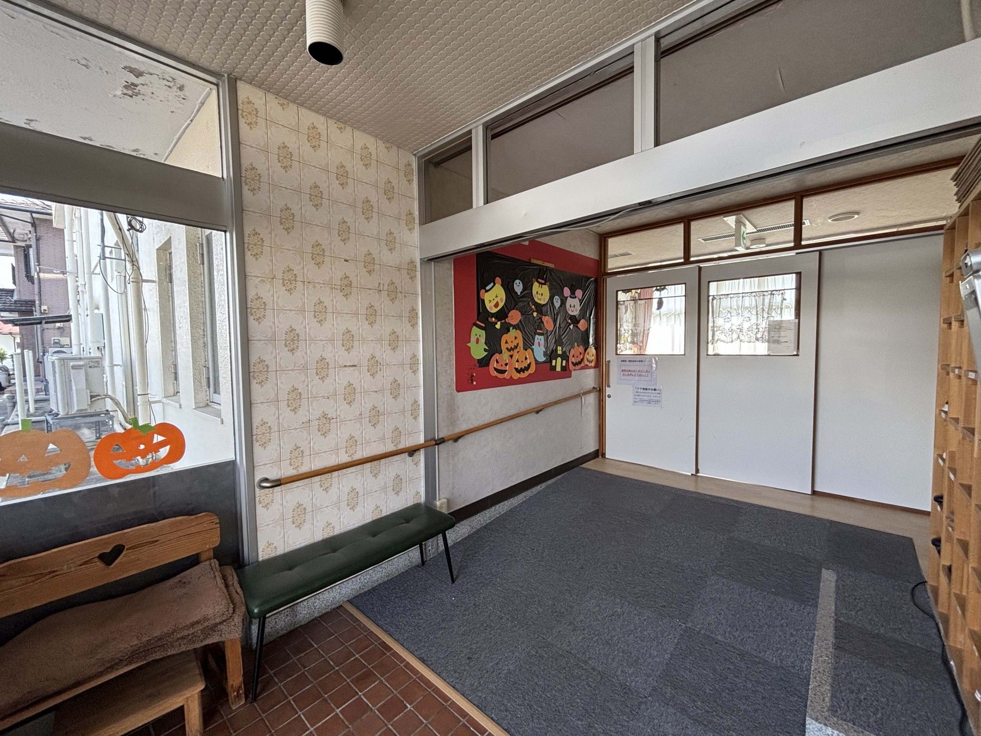 季節の飾りがあるエントランス