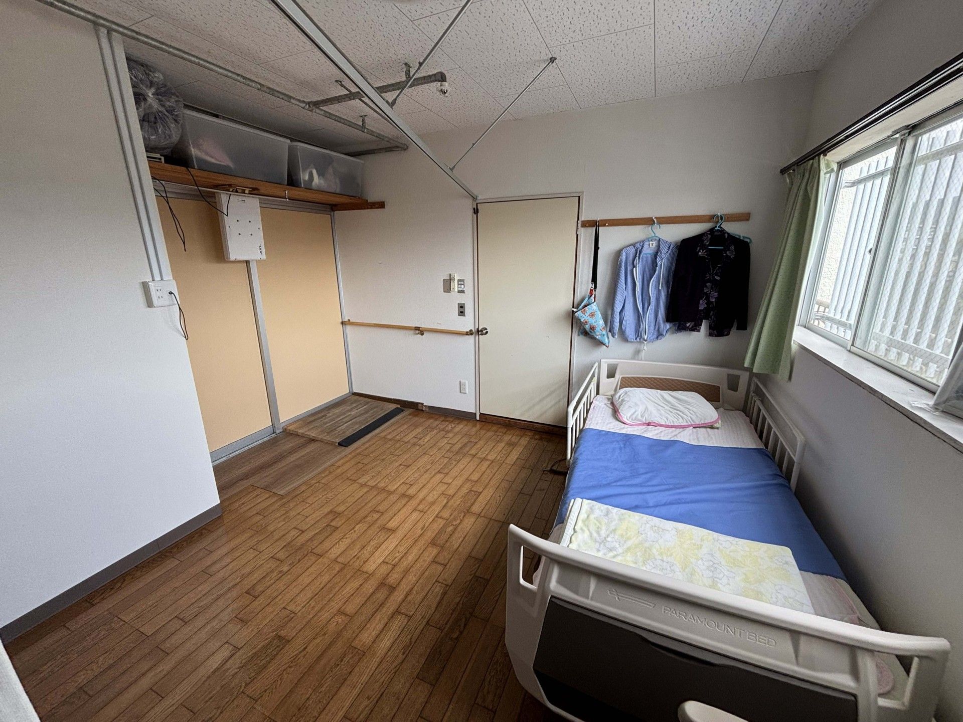 明るい個室のベッド