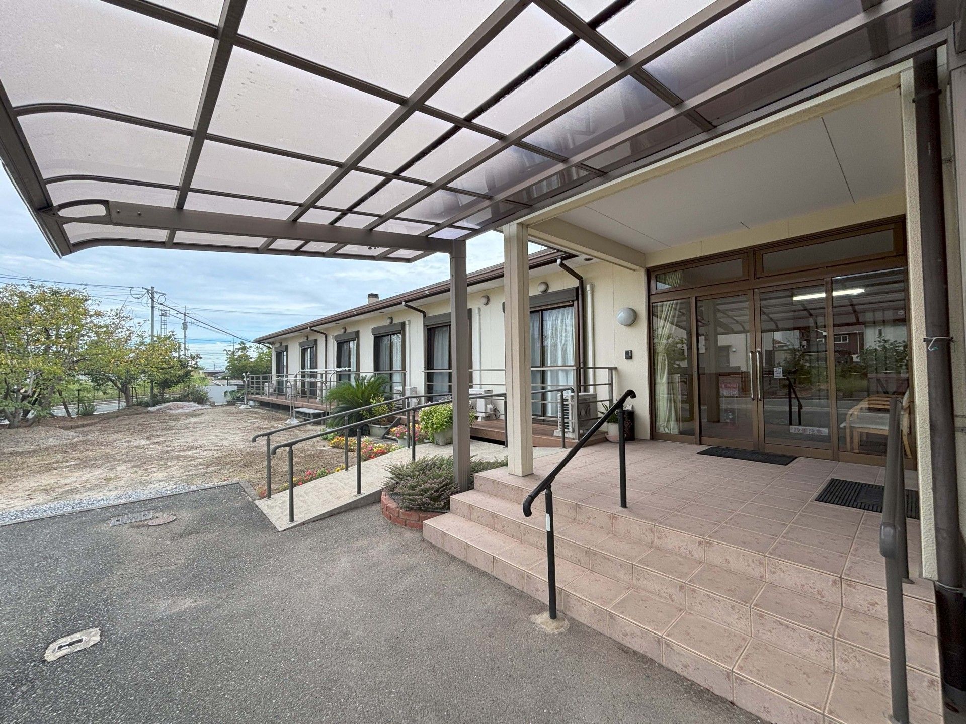 広い玄関の外観