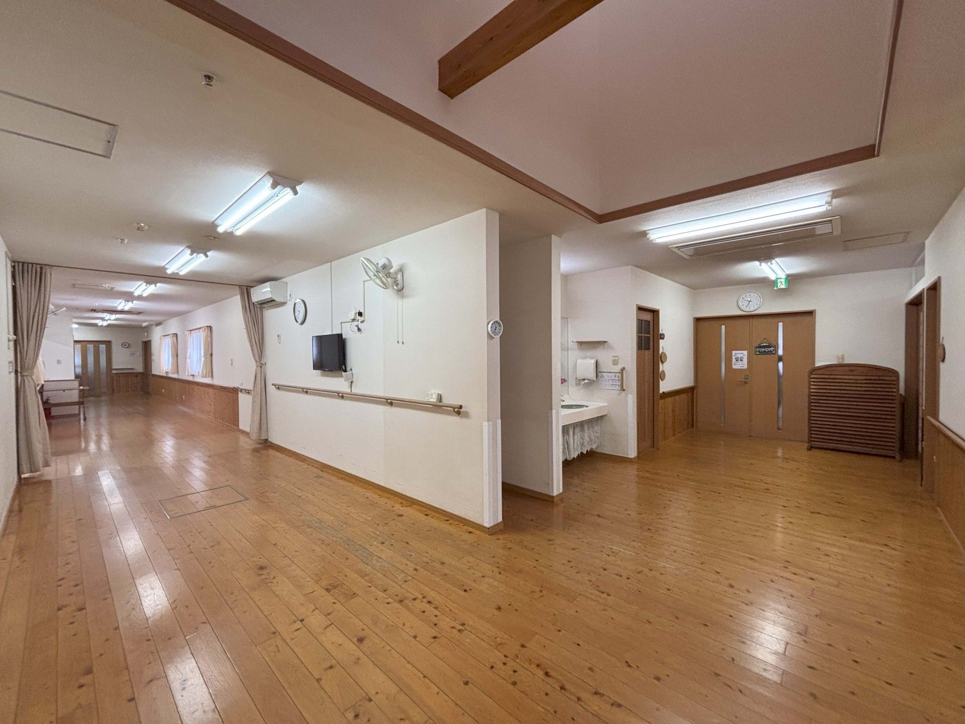 広い廊下と洗面台