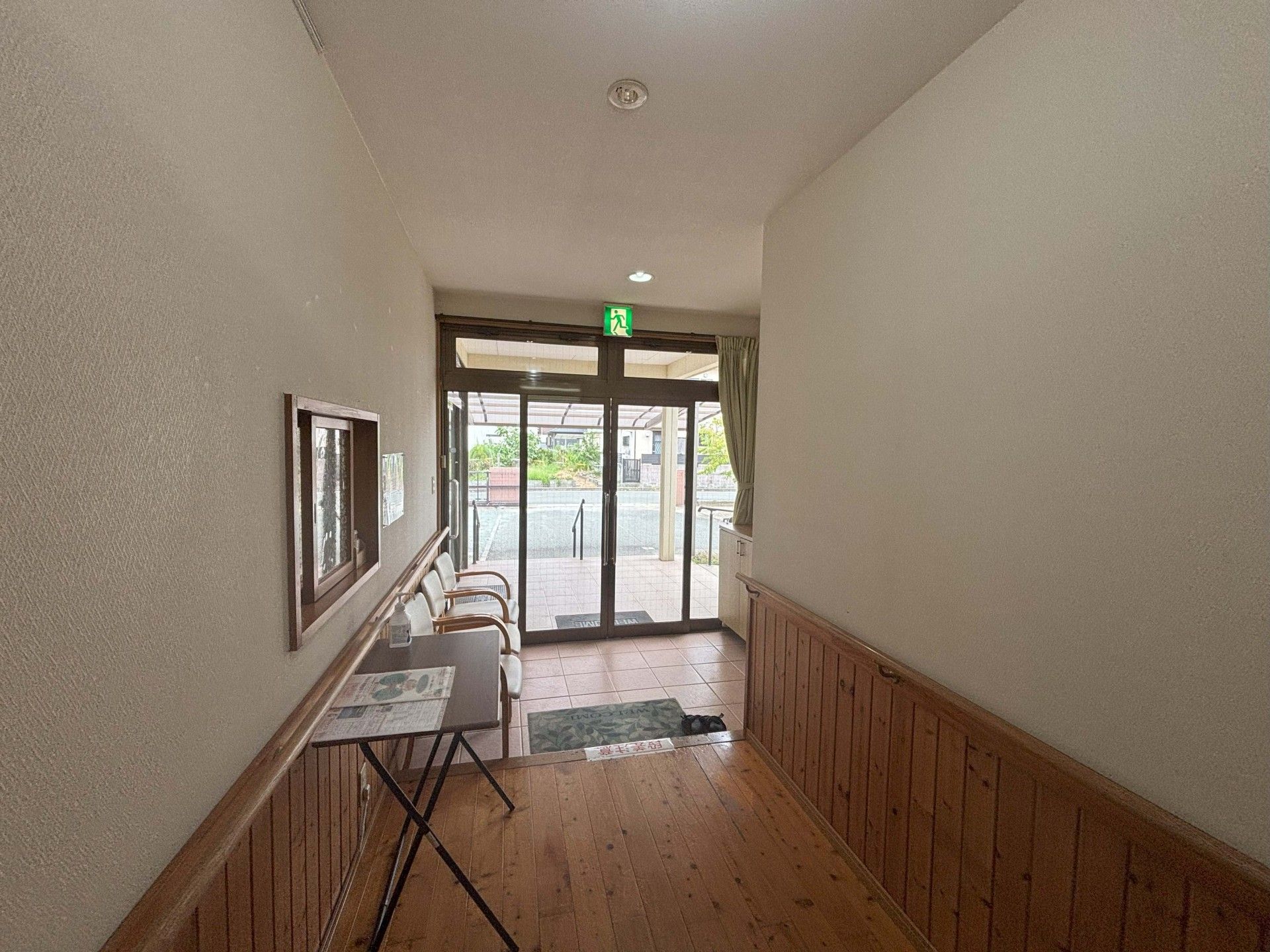 明るい廊下の出入口