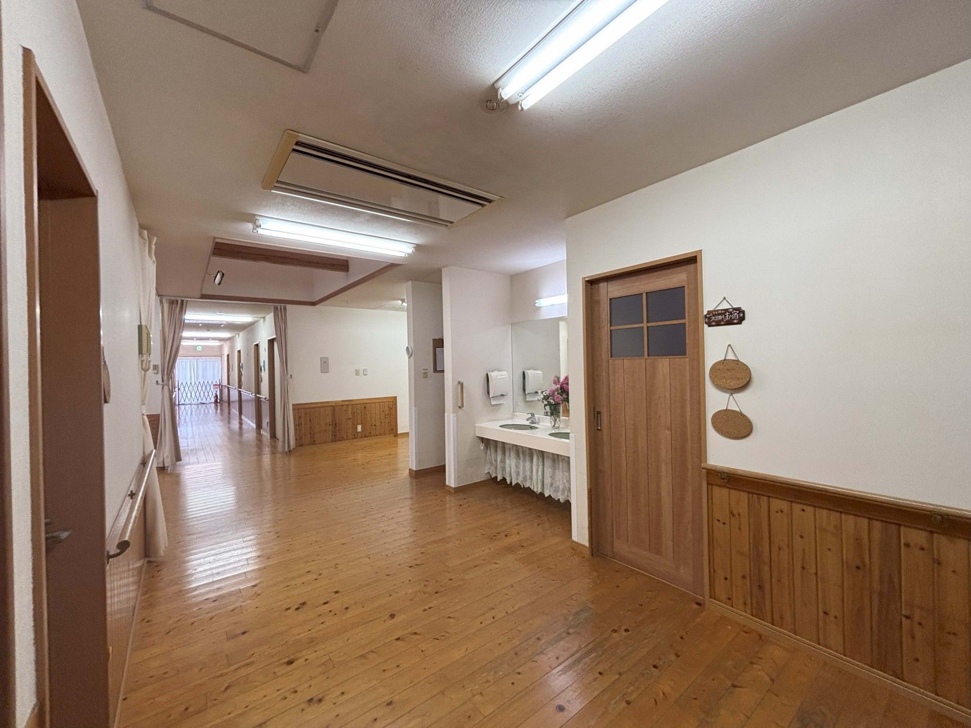 木目調の廊下と洗面台