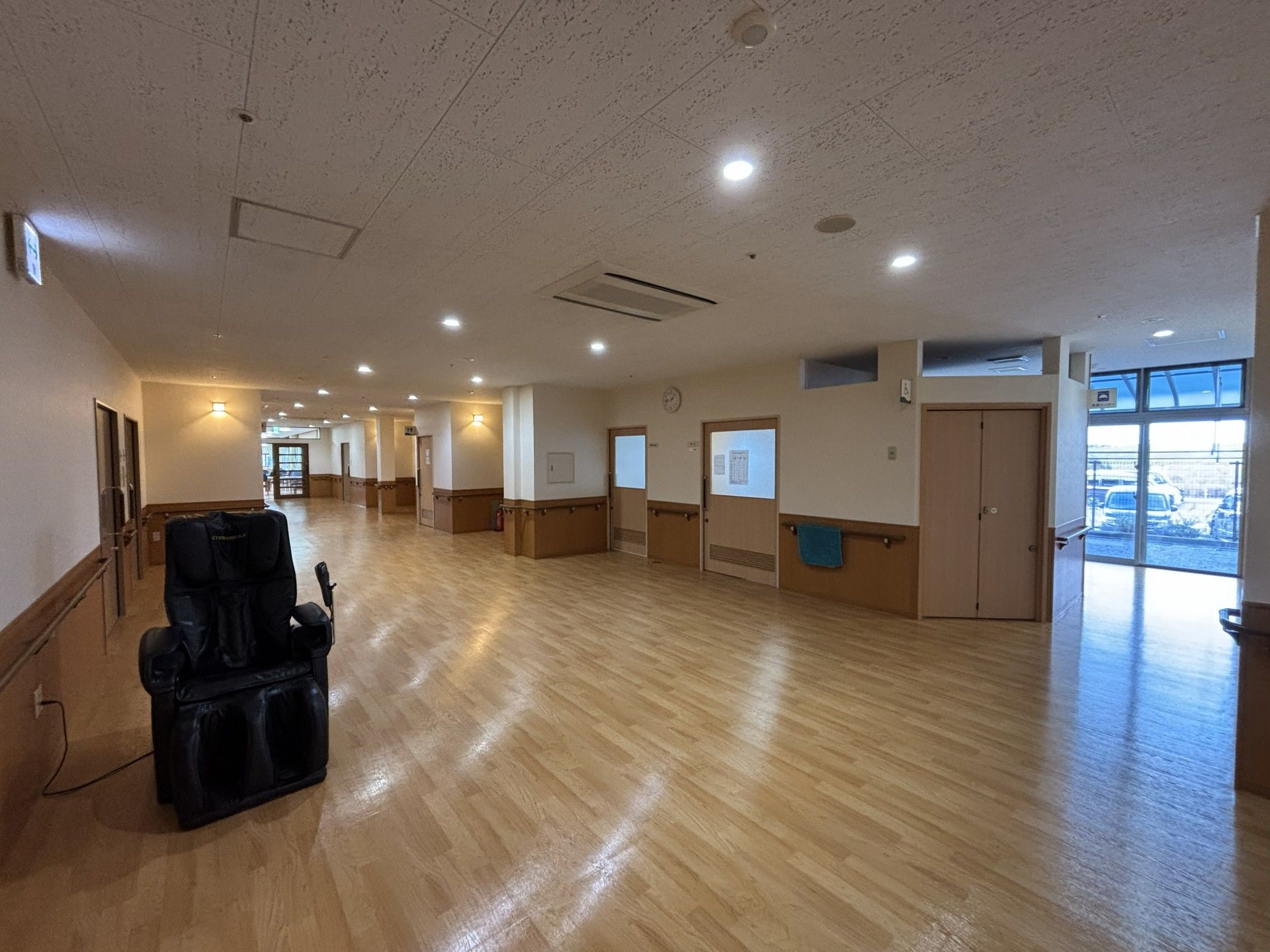 広い廊下とマッサージチェア