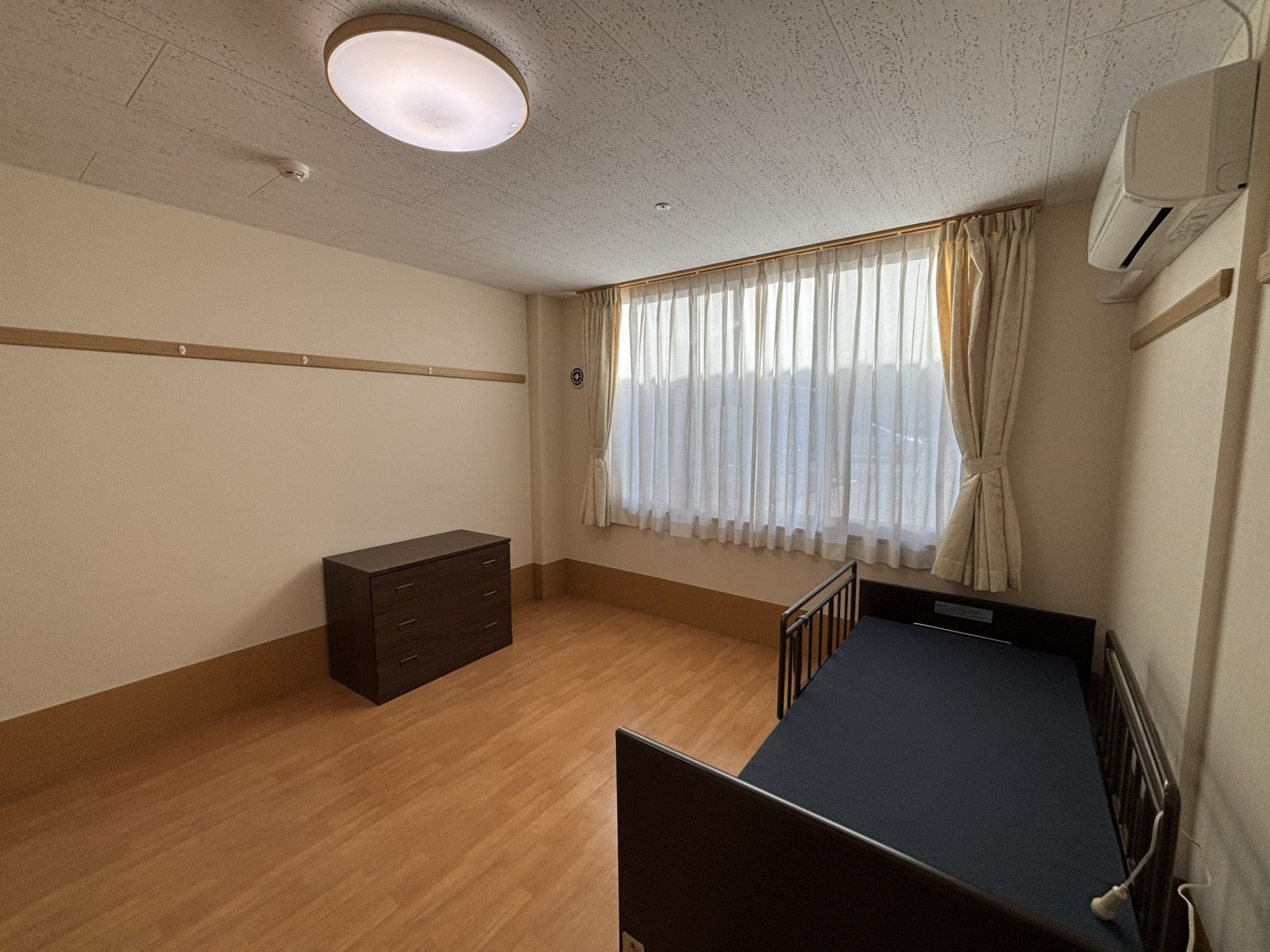 日差しが差し込む居室