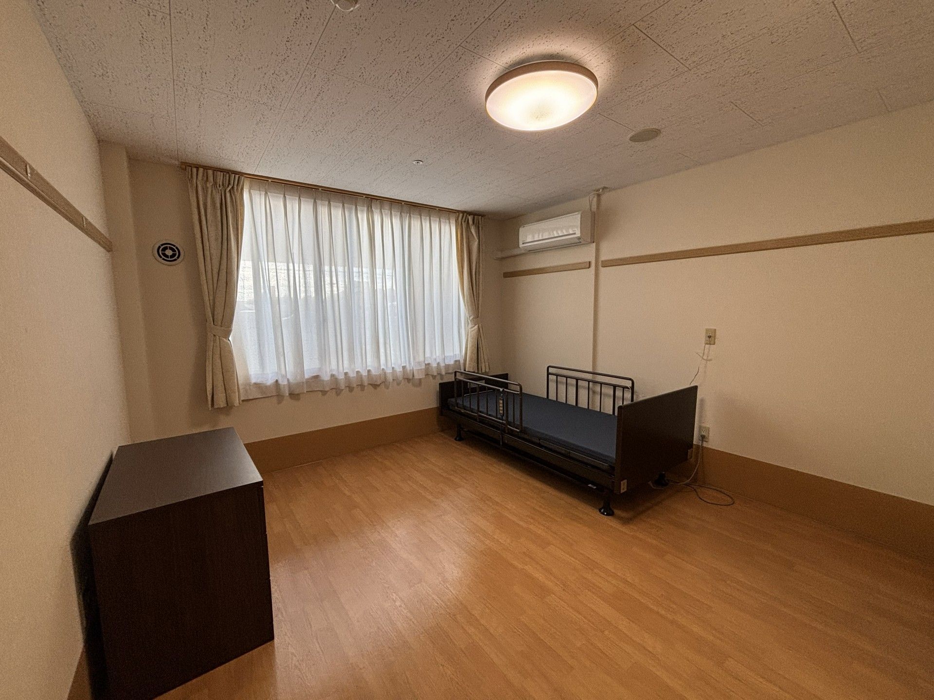 窓際のベッドと家具