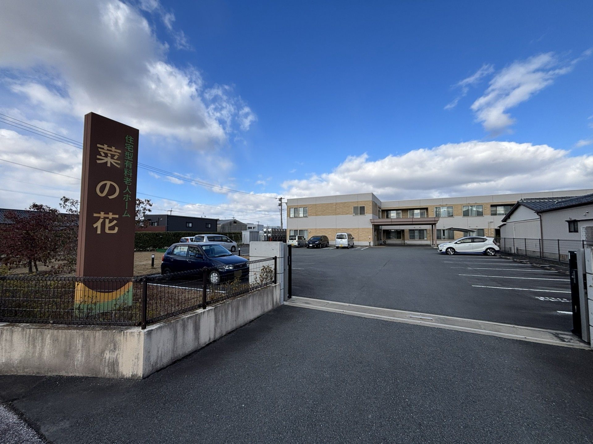 広い駐車場のある建物