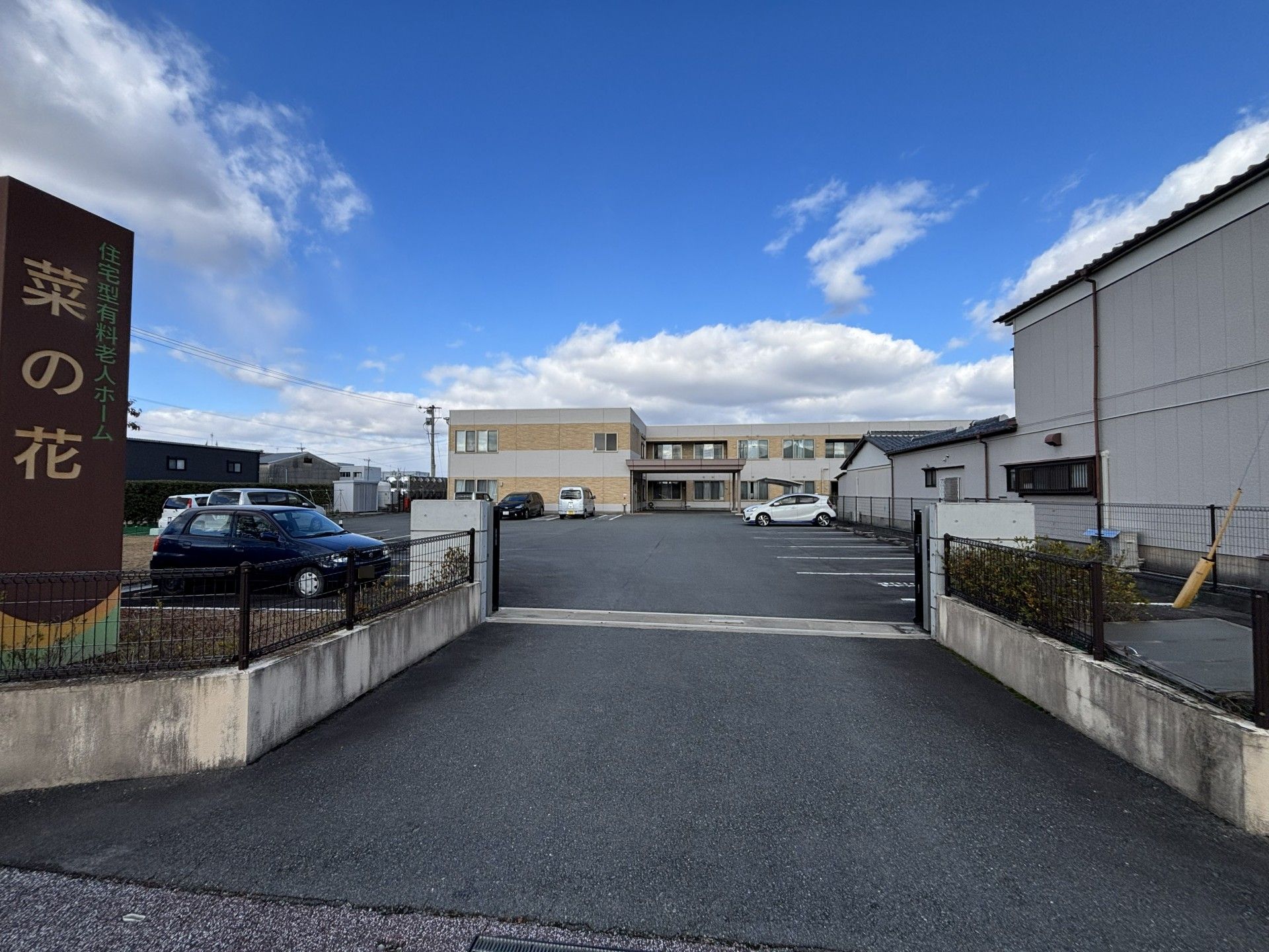 広い駐車場のある建物