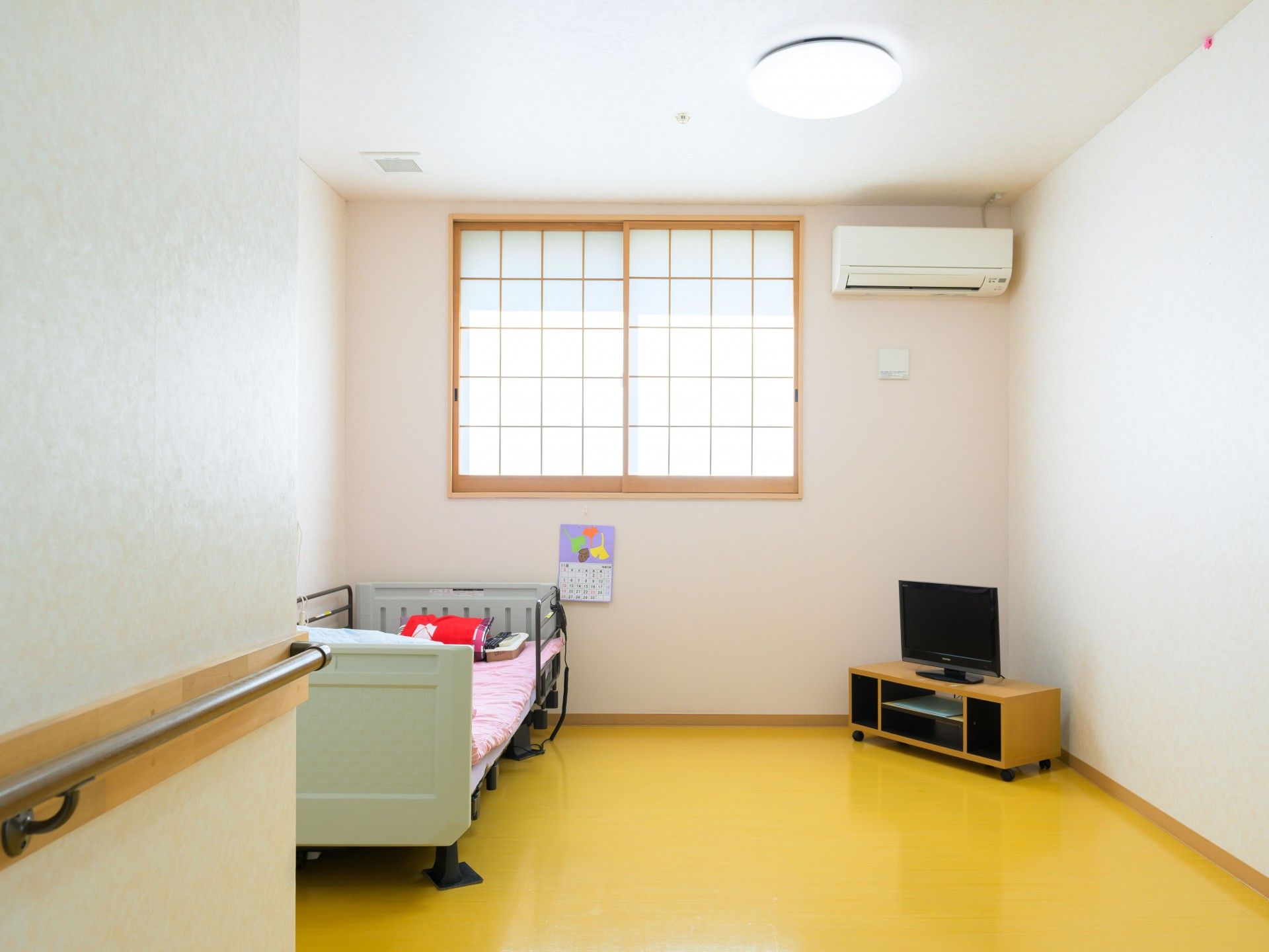 備え付けの柵があるベッド