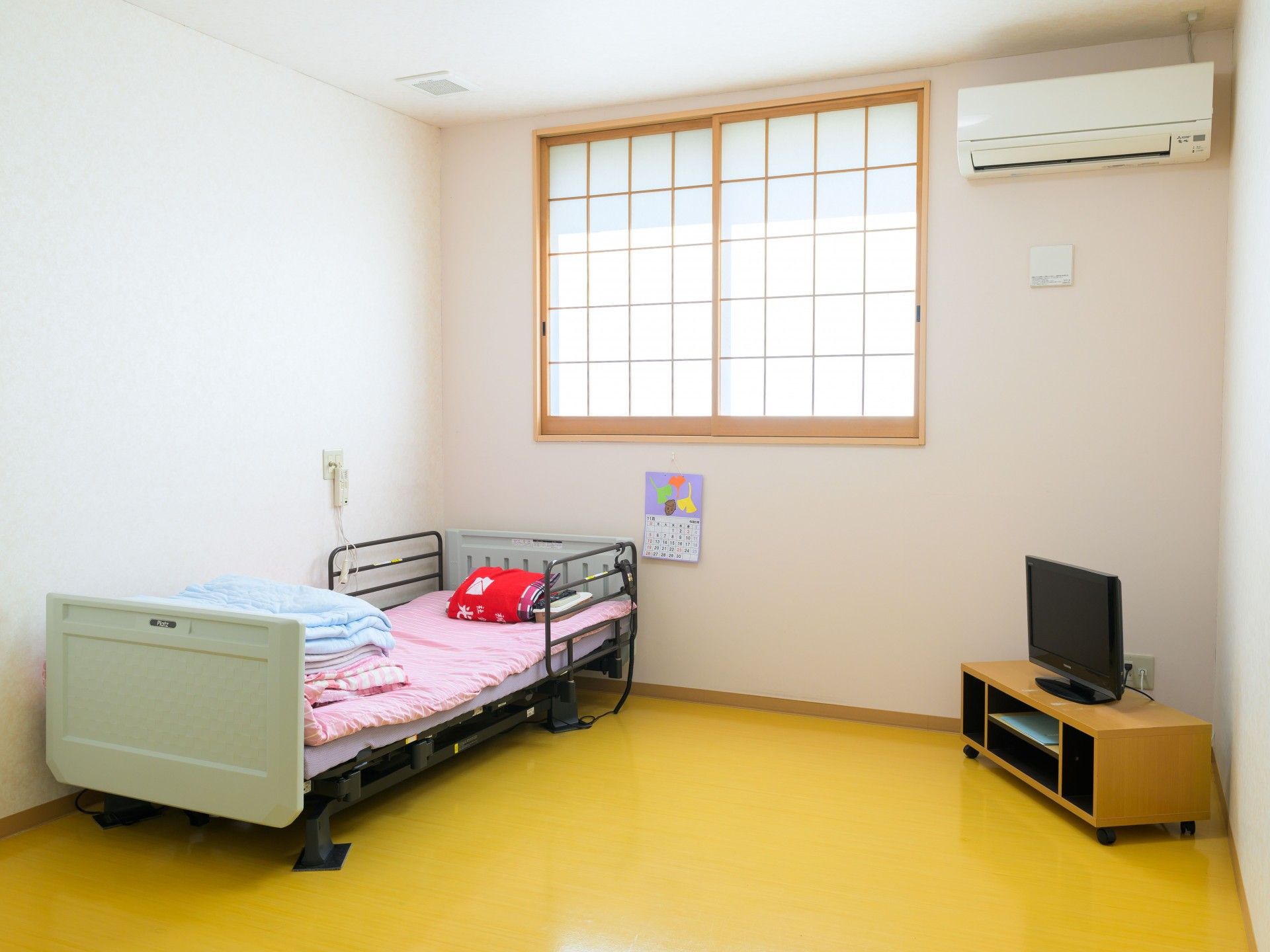 備え付けの柵があるベッド