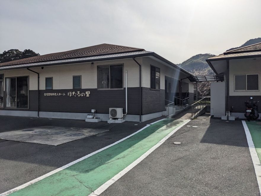 新緑が見える居室の外観