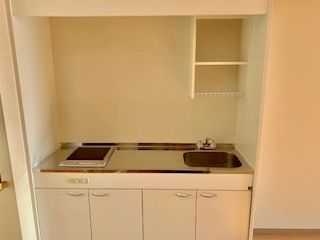 IHコンロが１口ある小型キッチンが備え付けられている部屋