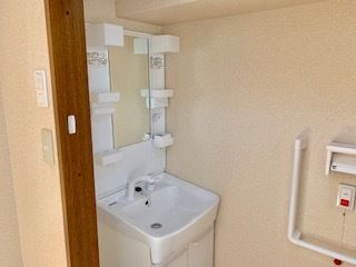 個室トイレ内に設置されており、小物置場がたくさんついた洗面台