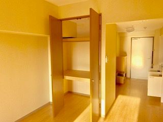 観音開きの木製の扉が開けたままになっているクローゼット