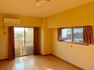 窓が２か所にあり、カーテンが開けられているフローリングの角部屋