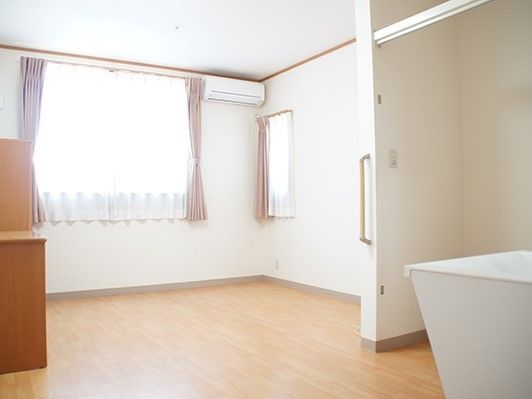 何も置かれていない入居前の居室スペース。施設内にある部屋の様子を写したもの