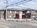 施設は公道の交差点に面して建っている。建物本体はグレーの壁をした二階建て構造で、敷地は全面舗装されている。