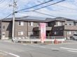施設は公道の交差点に面して建っている。建物本体はグレーの壁をした二階建て構造で、敷地は全面舗装されている。