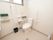 広さが確保され、可動式手すりや手洗い場が設置されたトイレである。快適に利用できる温水洗浄便座器が完備されている。