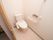 清潔感のあるトイレには温水洗浄便座器が完備され、壁には緊急呼び出しブザーやL字型手すりが設置されている。