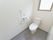 洋式暖房便座つきトイレで、壁には呼び出しボタンや手すりが設置してある。窓からは明るい陽射しがはいり、清潔感がある。