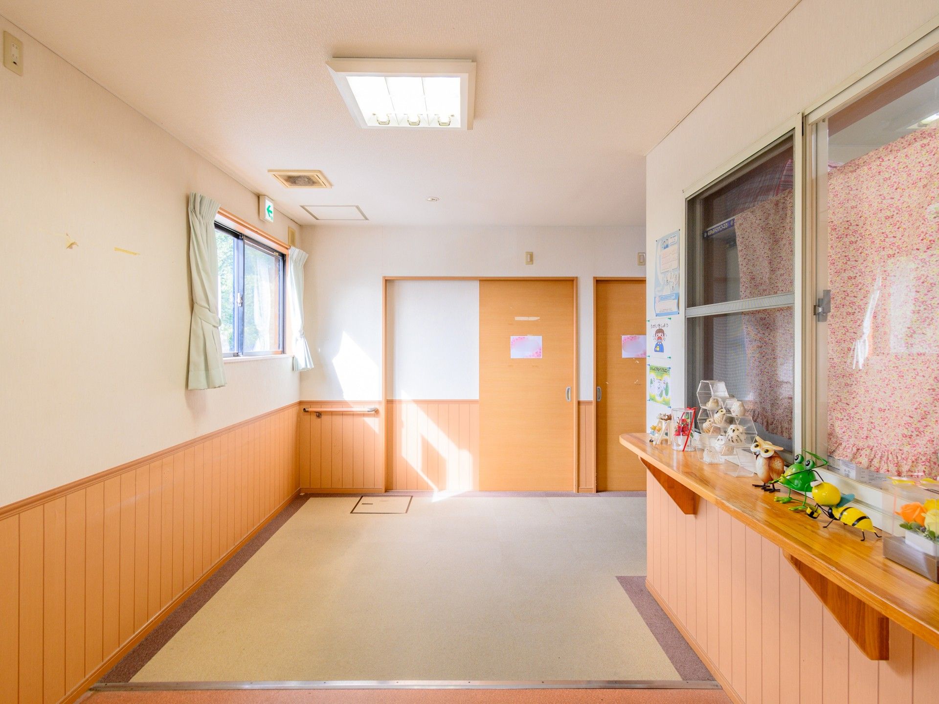 明るく広々とした廊下