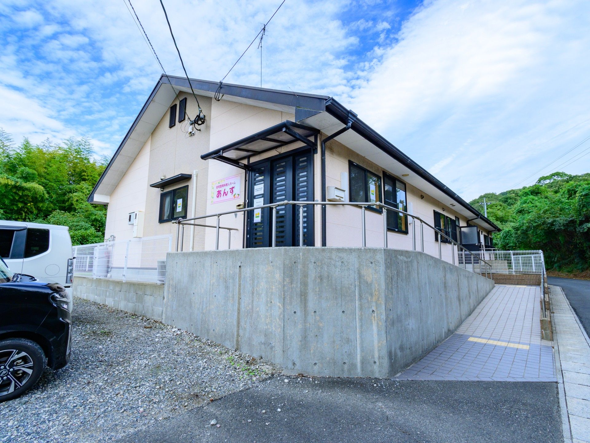 明るい外観の建物